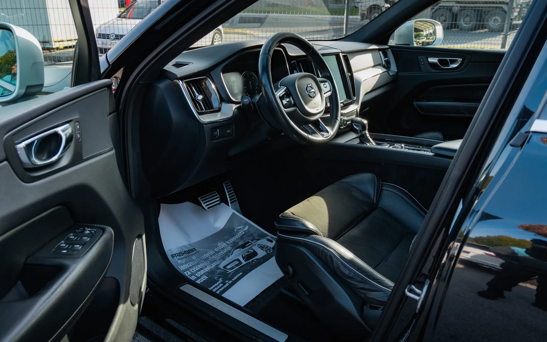 Notranja slika - Volvo XC60 - D4 R-Design AWD Avt. - 7