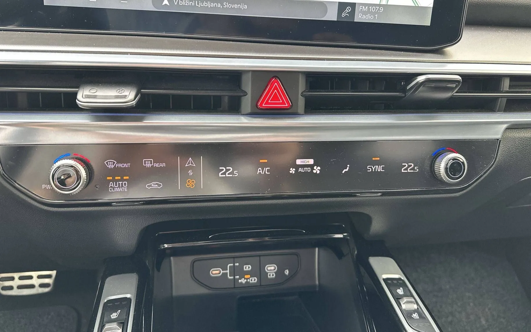 Notranja slika - KIA Sorento - 2.2 TCI AWD EX Launch 8DCT - 17