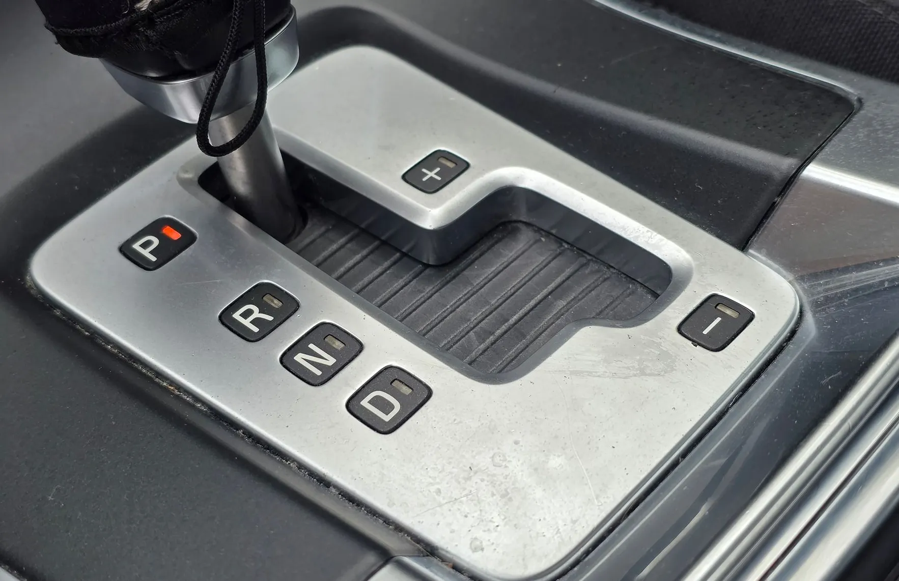 Zunanja slika - Volvo XC60 - FWD D4 MOMENTUM AVTOMATIK-ALU PLATIŠČA-KLIMA-NAVI - 18