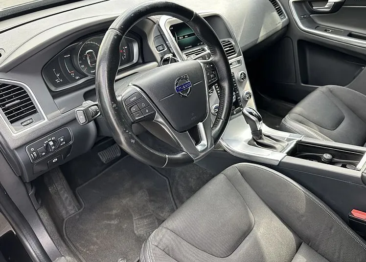 Zunanja slika - Volvo XC60 - D4 A AWD  Momentum-PANORAMA+GRET.SEDEŽEV-BIXENON - 7
