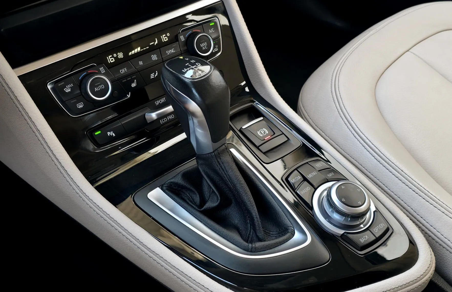 Zunanja slika - BMW Serija 2 - Active Tourer: 218d Luxury Line FULLED•GRETJE•AMBIENT•KE - 11
