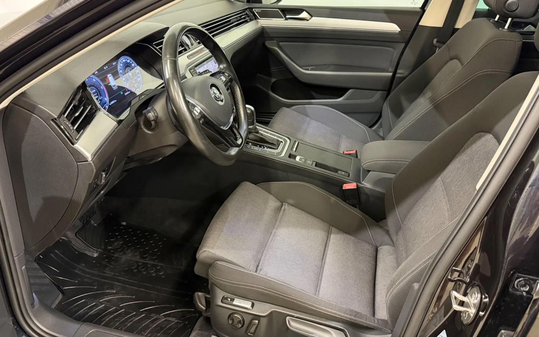 Notranja slika - VW Passat Variant - 2.0 TDI-FULL LED-VIRTUAL-PANO-DSG-MASAŽA-NAVI-ACC - 9
