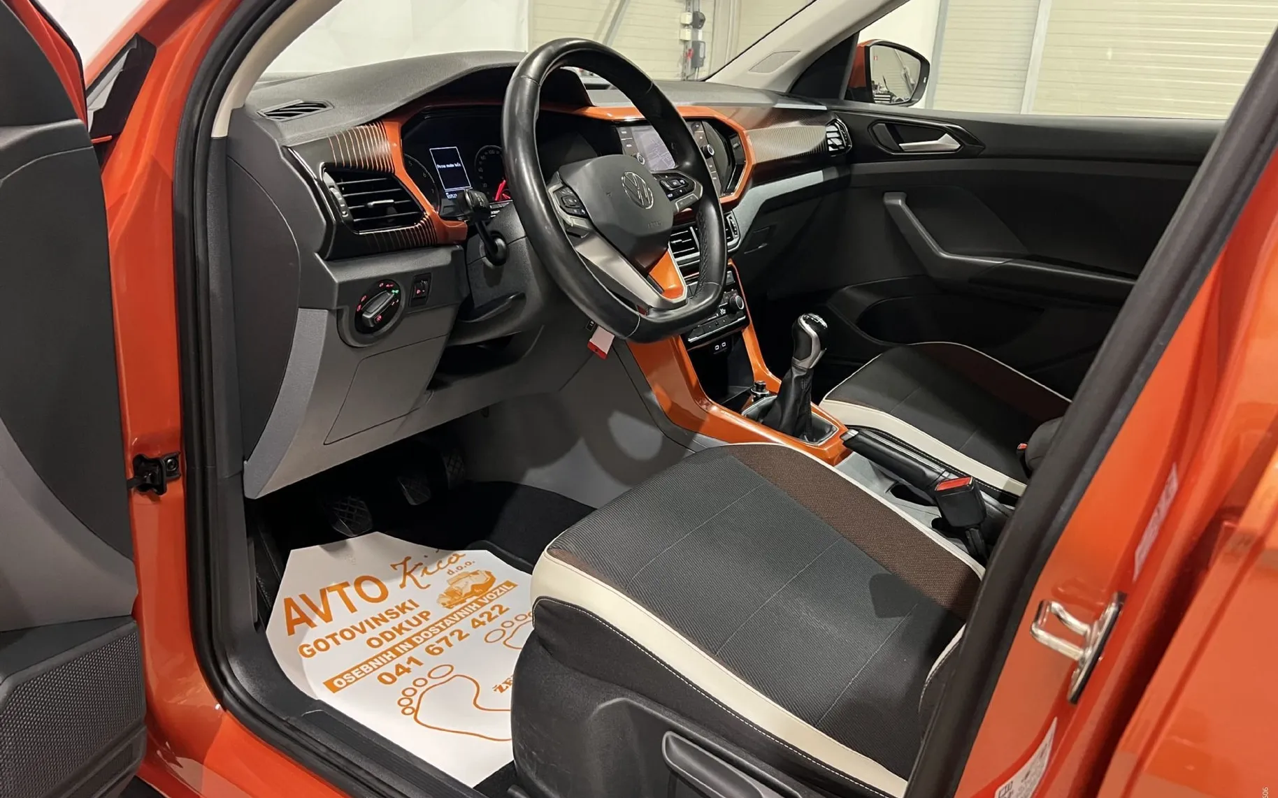 Notranja slika - Volkswagen T-Cross - 1.0 TSI-ACC-LED-KAMERA-NAVIGACIJA-PDC-TRAJNIK ... - 9