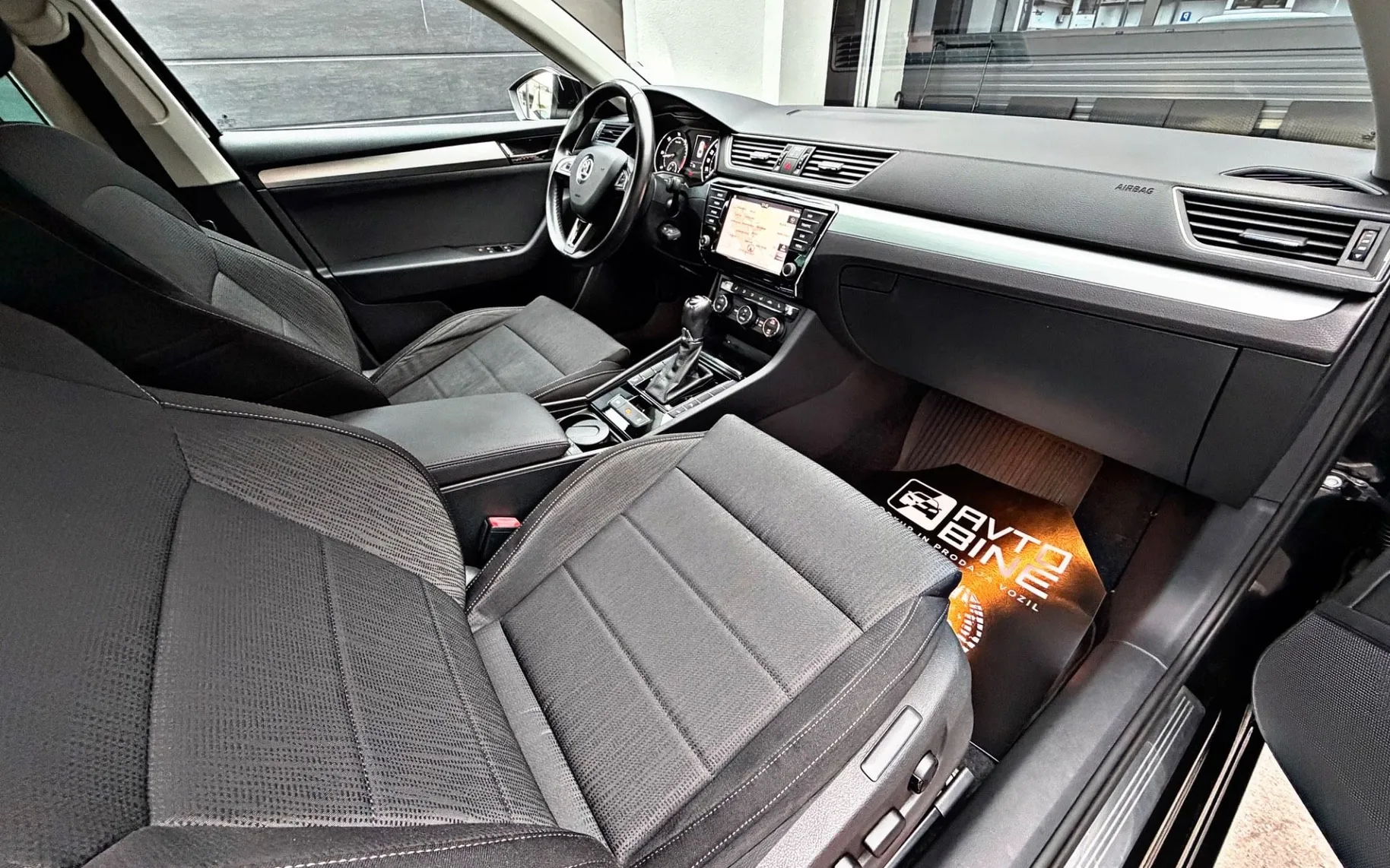 Notranja slika - Škoda Superb - 2.0 TDI DSG•LIMO•ACC•NAVI•KAMERA•KLJUKA•ATRAKTIVEN - 9