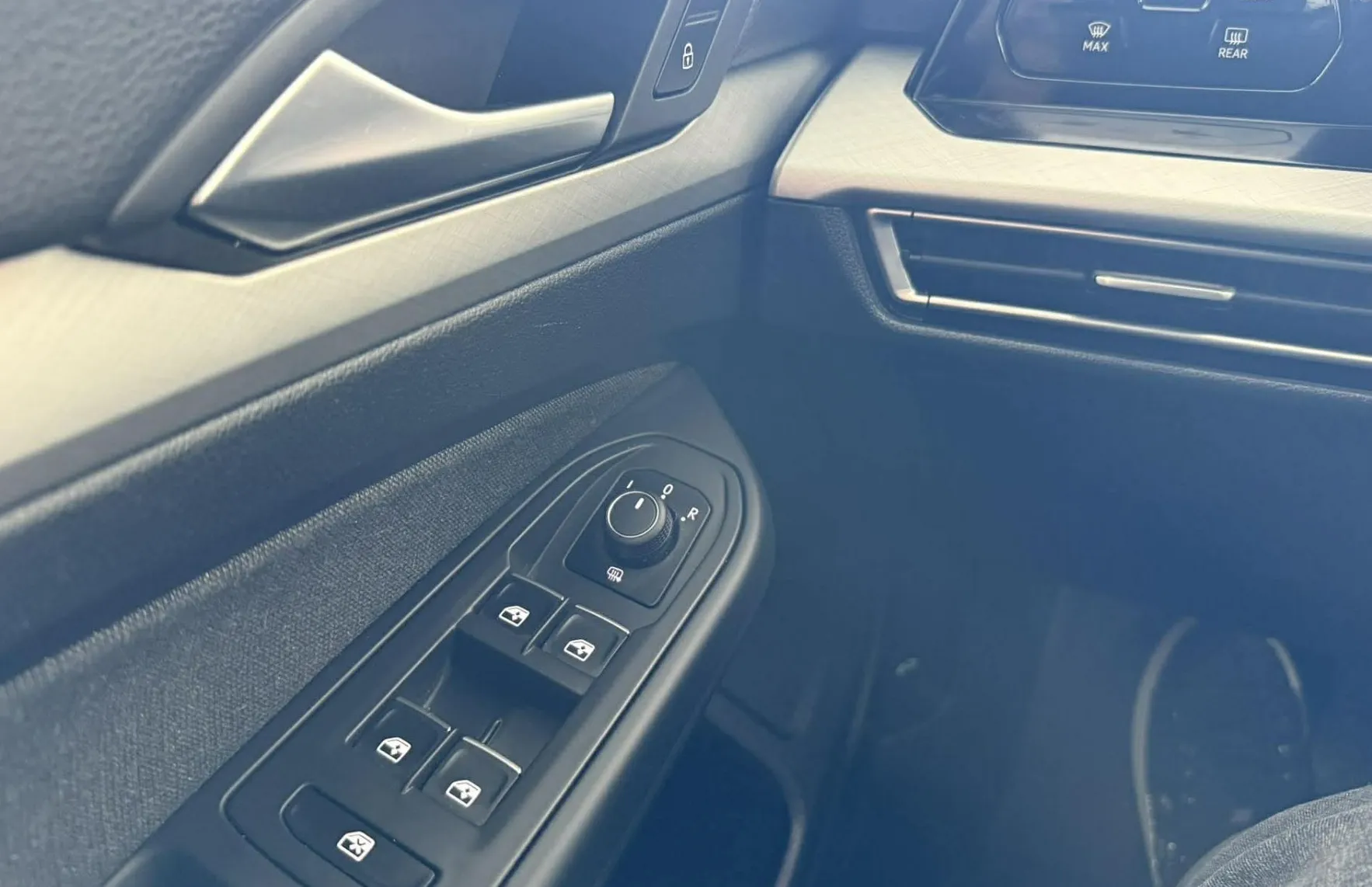 Zunanja slika - Volkswagen Golf - 1.5 TSI 96KW.NEMŠKI.KAMERA.LED.NAVI.GRE.SEDEŽEV - 14