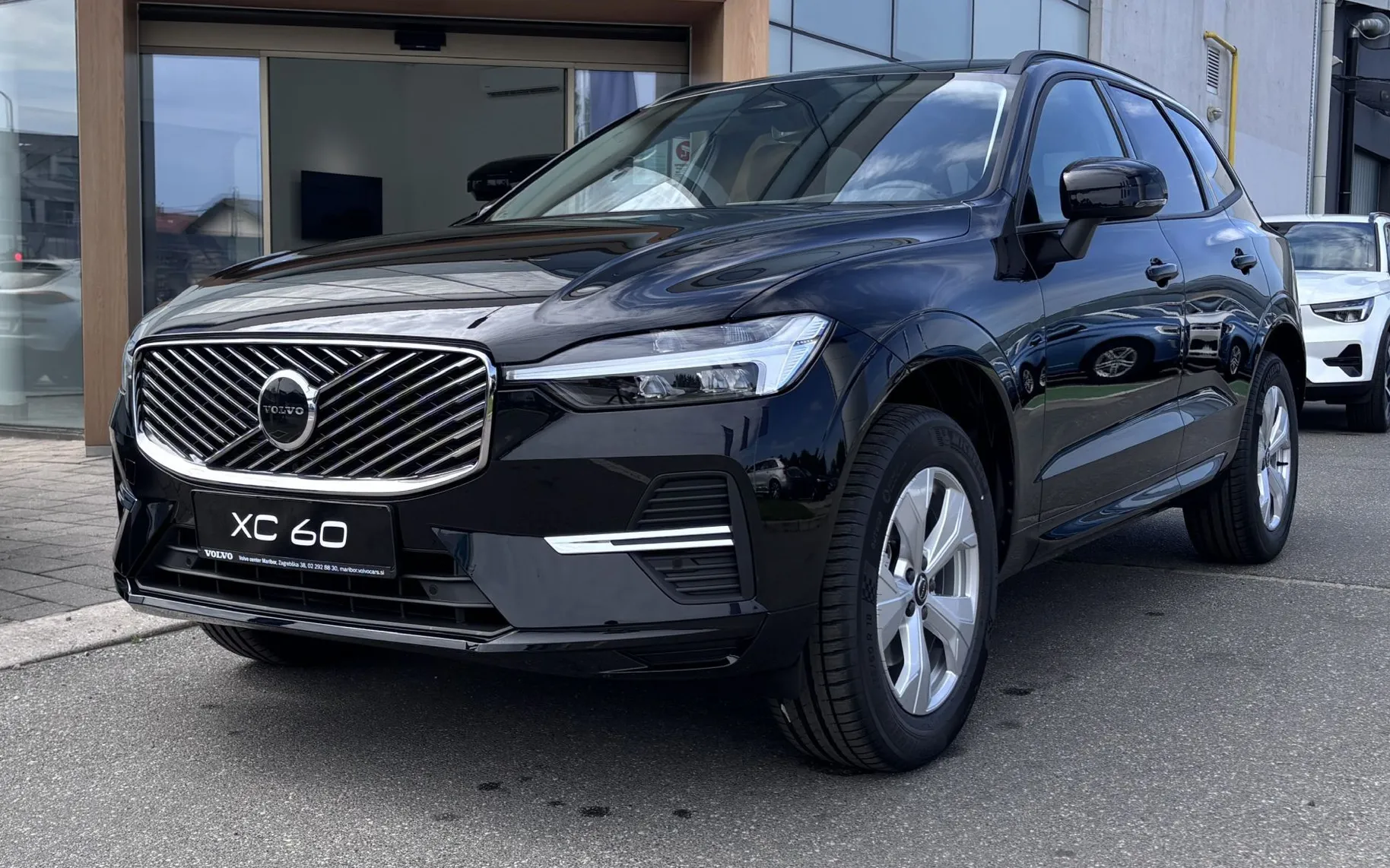 Zunanja slika - Volvo XC60 - B5P  Core AT AWD 3 leta garancije + 3 servisi - 1
