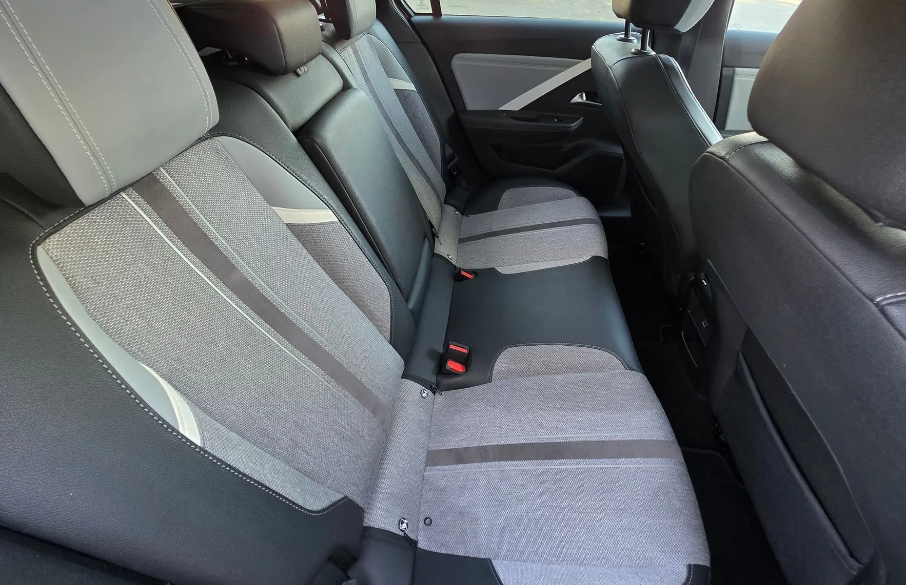 Zunanja slika - Opel Astra - SPORTSTOURER 1.5 D EDITION LED-KAMERA-NAVI-ALU - 13