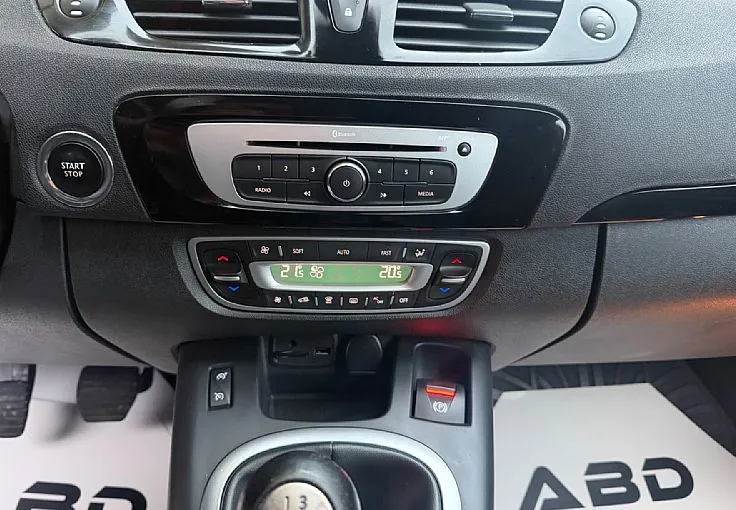 Zunanja slika - Renault Scénic - Grand Scenic dCi 130 Energy Bose Navi Alcantara TOP STANJE - 12
