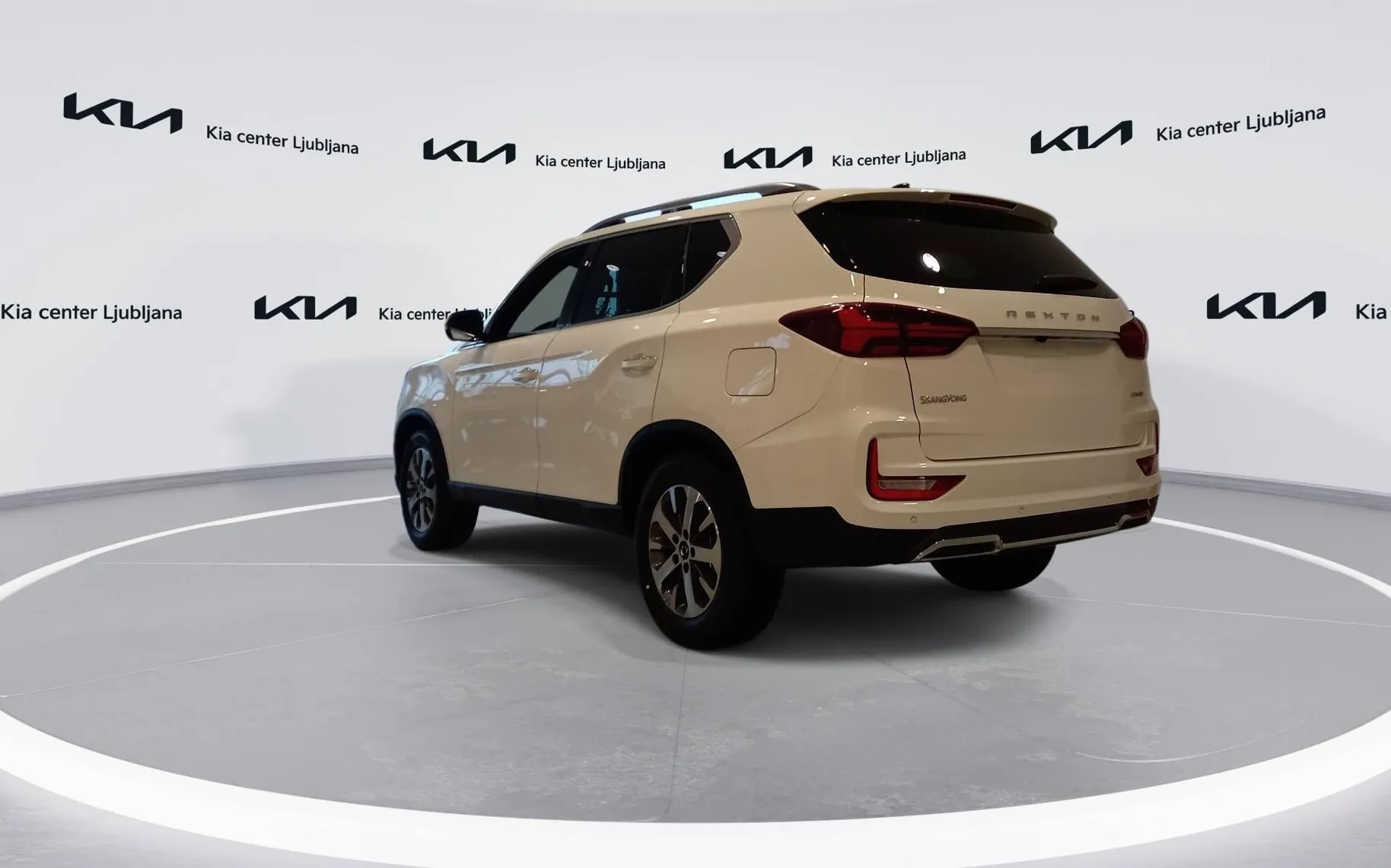 Notranja slika - SsangYong Rexton - 2.2 XDi Limited+ 4WD AT... - 7