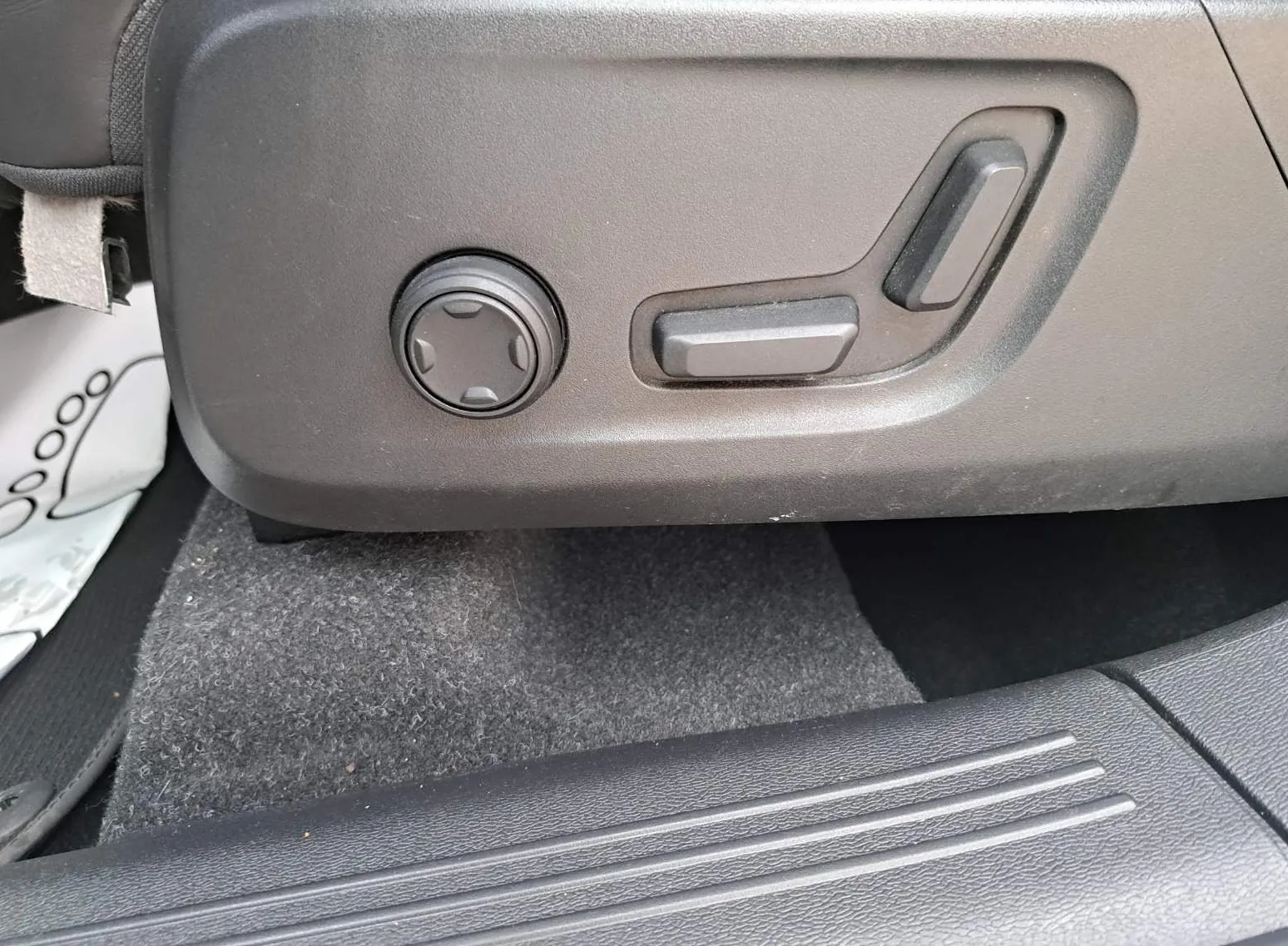 Zunanja slika - Volvo XC40 - T3 AUT R-Design Z ENOLETNIM JAMSTVOM - 15