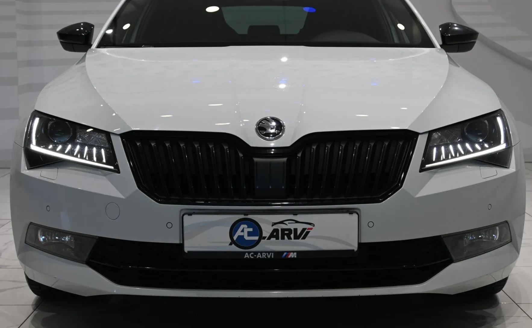 Zunanja slika - Škoda Superb - Combi 4x4 2.0 TDI SportLine DSG-RADAR-DCC-KLJUKA - 2