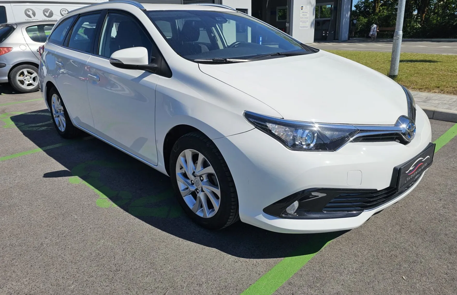 Zunanja slika - Toyota Auris - 1.8 VVT-i Luna Hibrid|navi|LED|gretje sed|kamera - 3