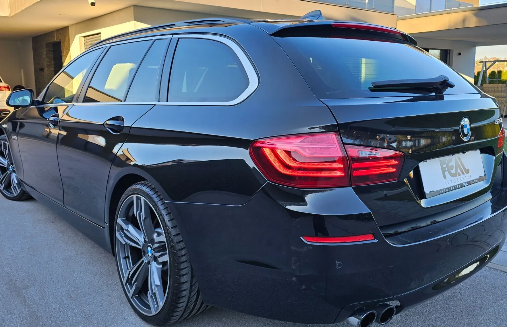 Zunanja slika - BMW Serija 5 - Touring: 525d-AVT-MODIFICIRAN-NAVI-KAMERA-USNJE-XENON-KR - 3