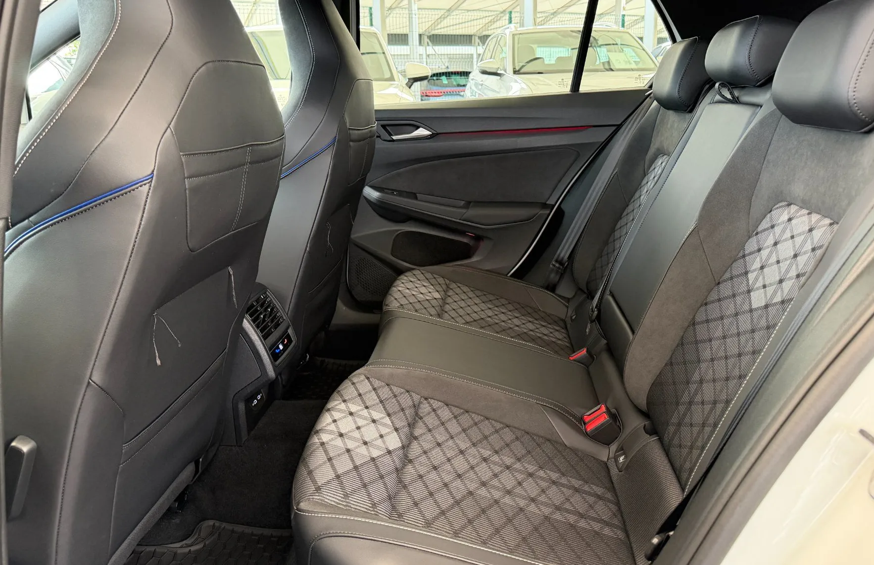Zunanja slika - Volkswagen Golf - 4JOY 1.5 eTSI DSG-SLO-1.lastnik-MATRIX-KAMERA - 10