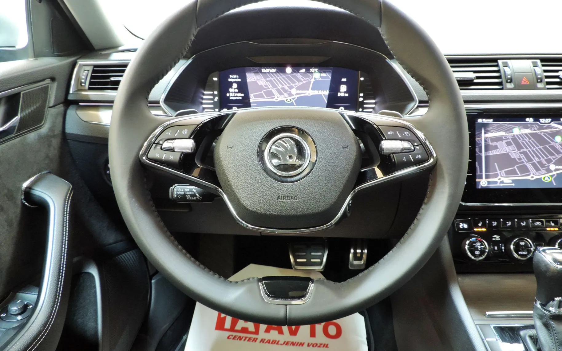 Zunanja slika - Škoda Superb - Combi Scout 4x4 2.0 TDI DSG WEBASTO-KLJUKA-KAMERA - 26
