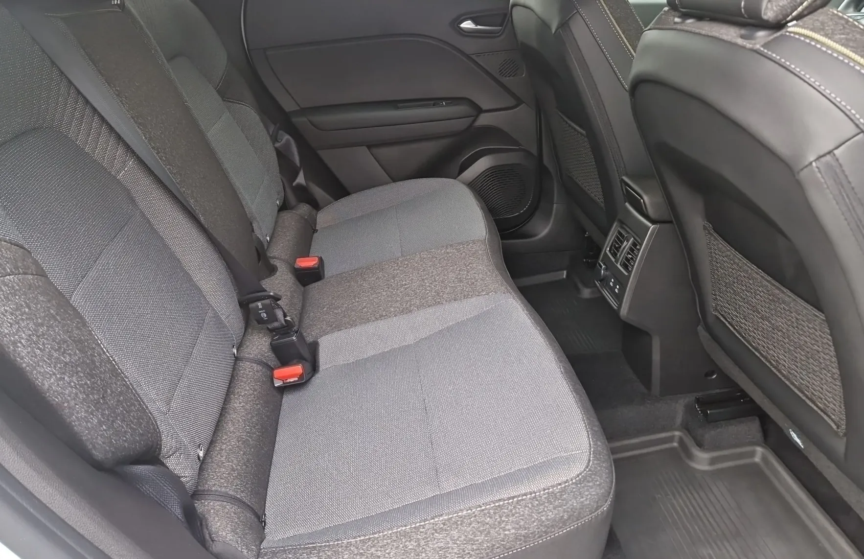 Zunanja slika - Renault Captur - TCe 90 Techno + paket ZIMA - 17