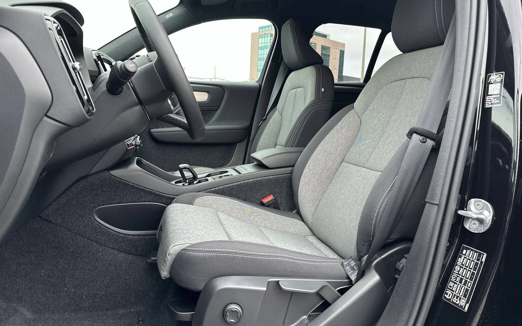 Notranja slika - Volvo XC40 - B3 P Core AT DCT 3 leta garancije + 3 servisi - 10
