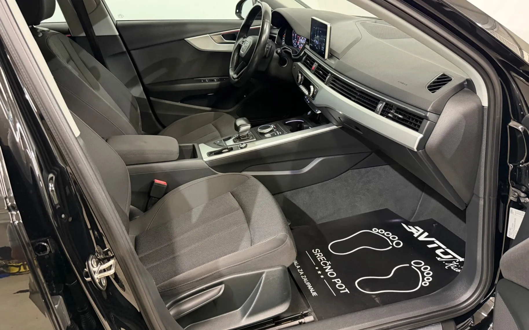 Notranja slika - Audi A4 Avant - 2.0 TDI-BI-XENON-VIRTUAL-190PS-AVT-NAVI-F1-PDC - 11