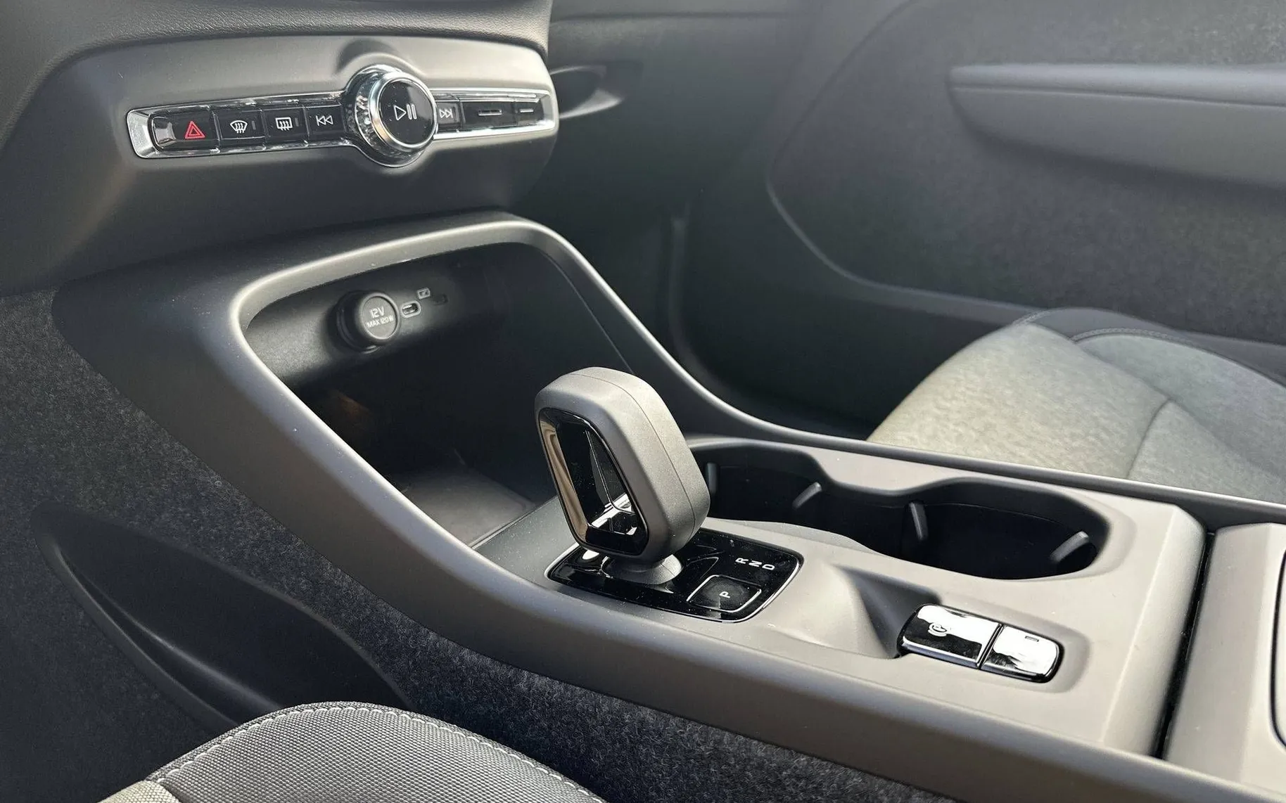 Notranja slika - Volvo XC40 - B3P Core Avt. - 20