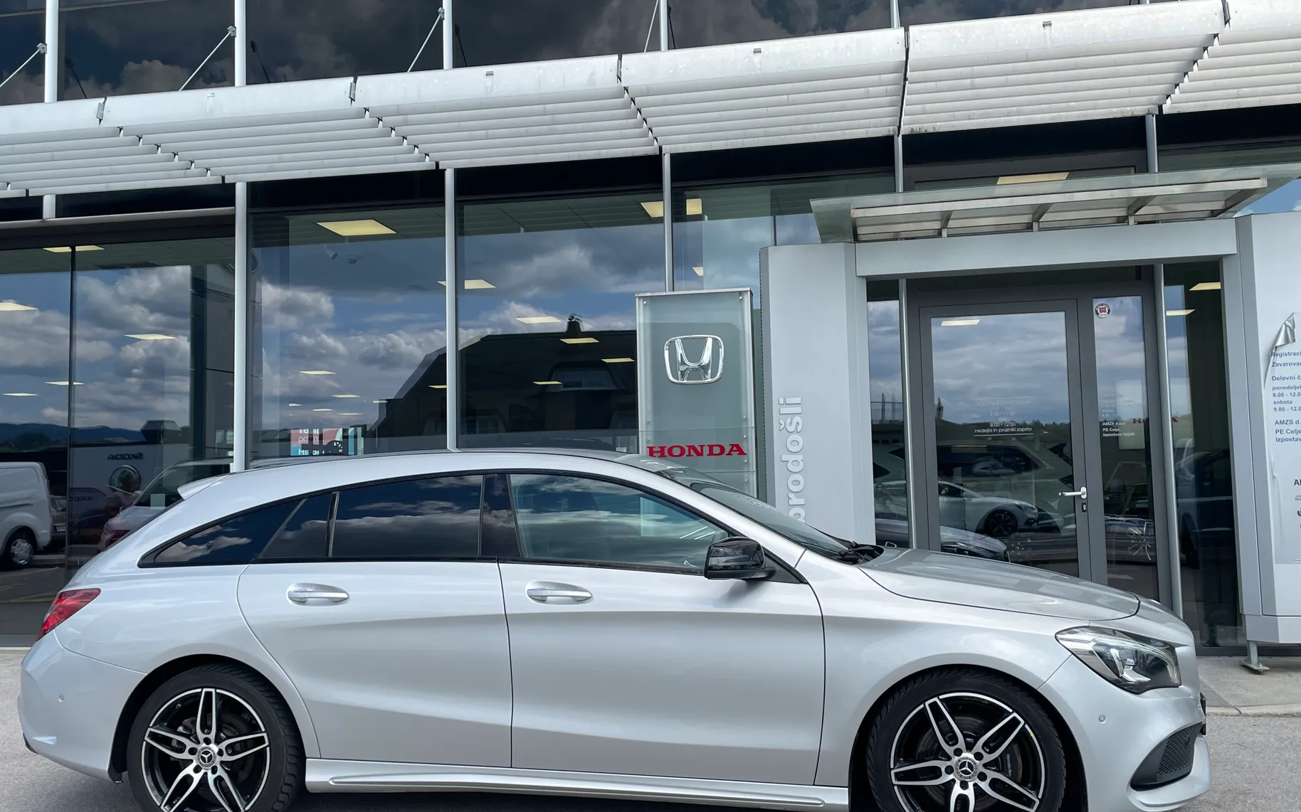 Zunanja slika - Mercedes-Benz CLA Shooting Brake - 220d-AUT-AMG-LINE-LED-NAVI-NIGHT-PACK-TOP - 4