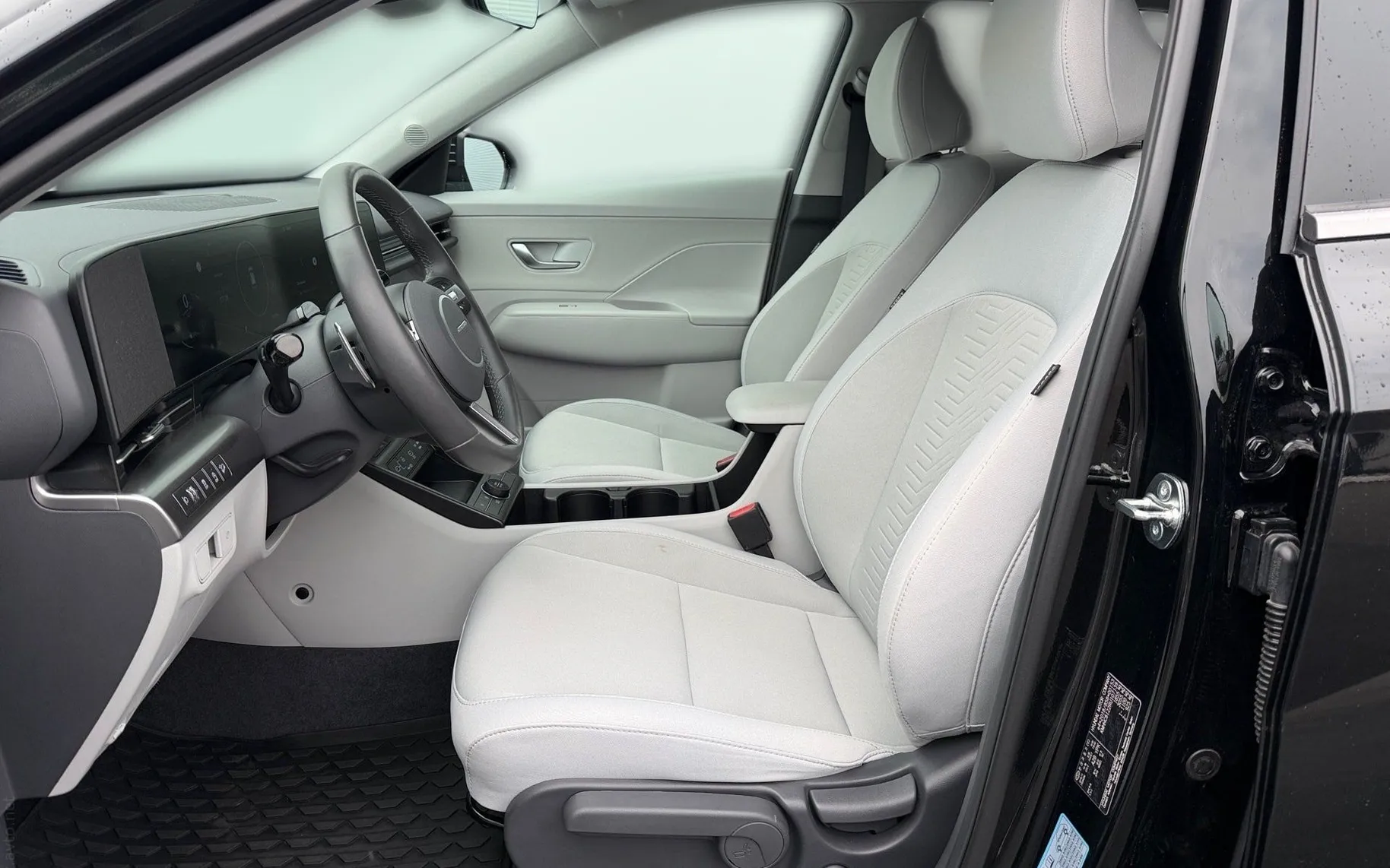 Notranja slika - Hyundai Kona - 1.0 T-GDI 120 ISG MHEV Premium DCT-SLO-1.lastnik - 7