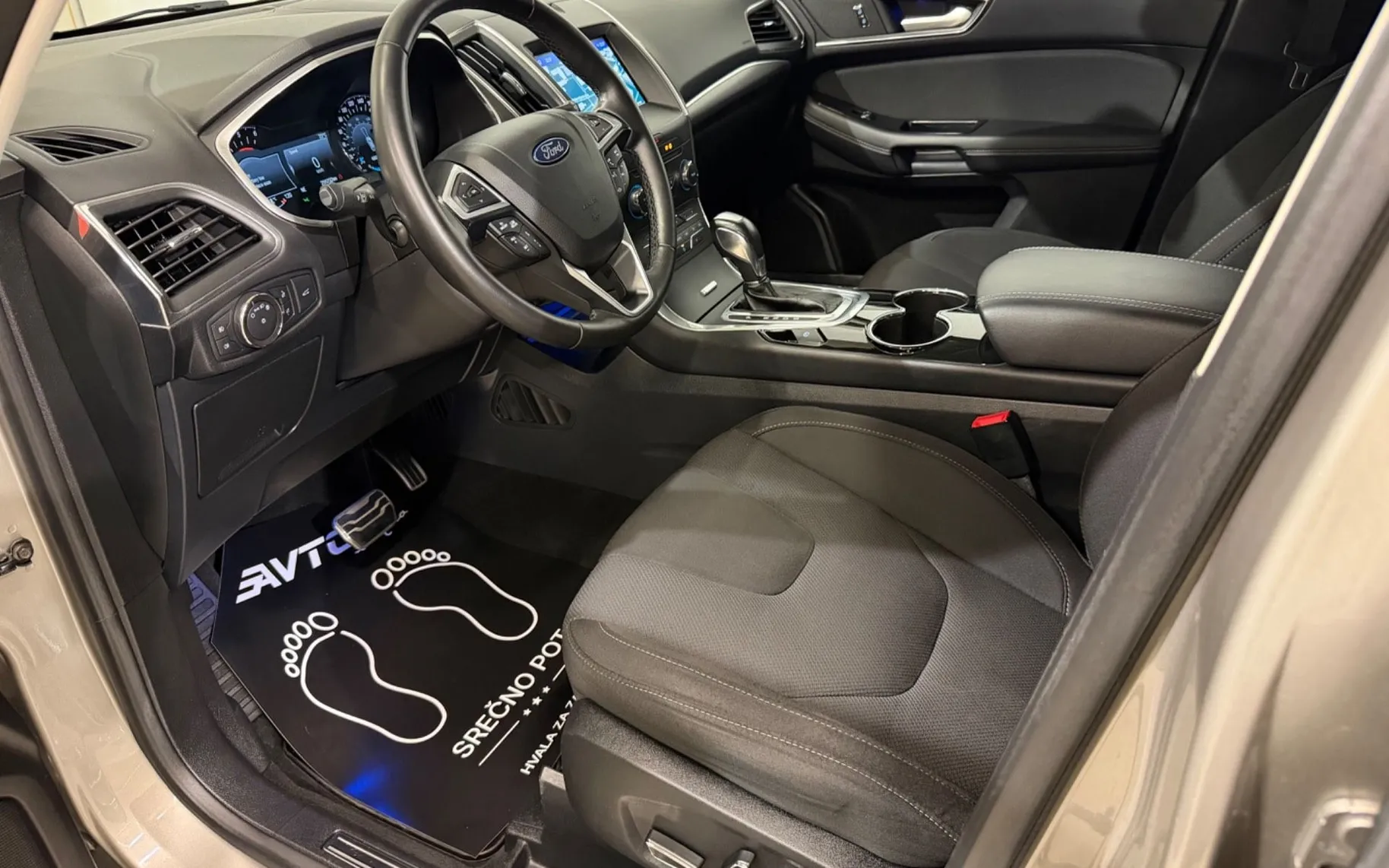 Notranja slika - Ford S-Max - 2.0 TDCi-4X4-BI-XENON-AVT-KAMERA-NAVI-PDC-F1 - 9