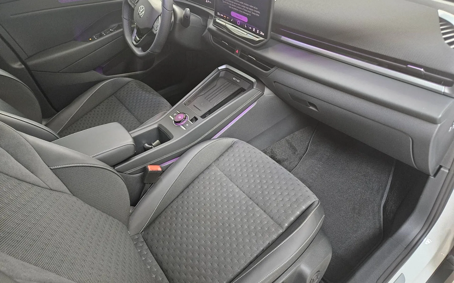 Notranja slika - Volkswagen T-Roc - 1.5 eTSI R-Line DSG - 8