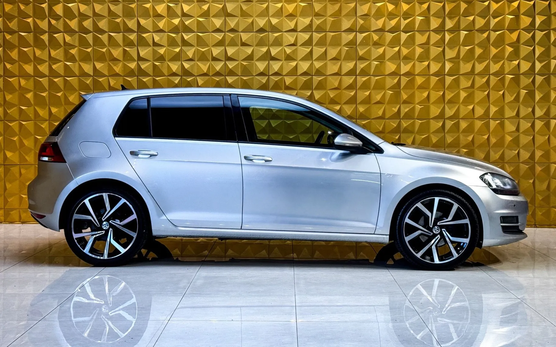 Notranja slika - Volkswagen Golf - 2.0 TDI  AUT. GRETJE-NAVI-BI XENON-F1-ALCANTARA - 12
