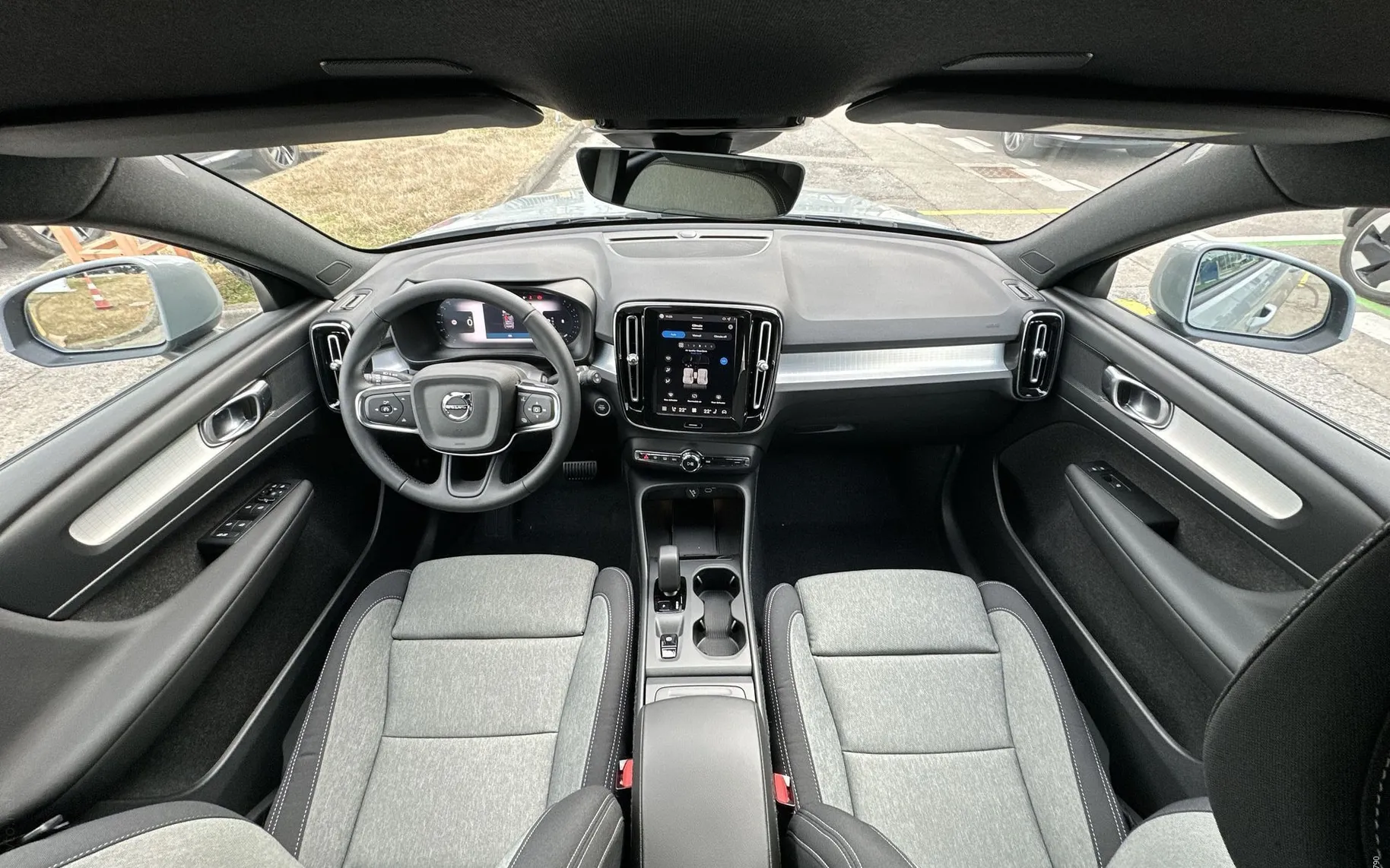 Notranja slika - Volvo XC40 - B3 P Core AT DCT 3 leta garancija+3 servisi... - 20