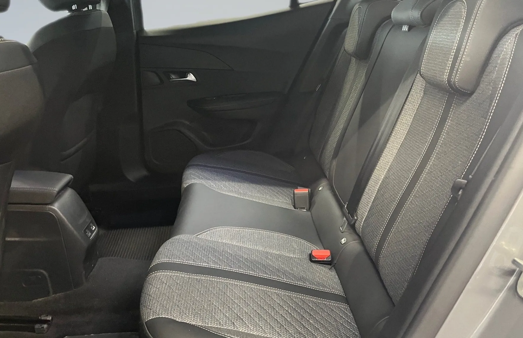 Zunanja slika - Peugeot 2008 - 1.2 PureTech 130 S S Allure Pack Avt. - 11