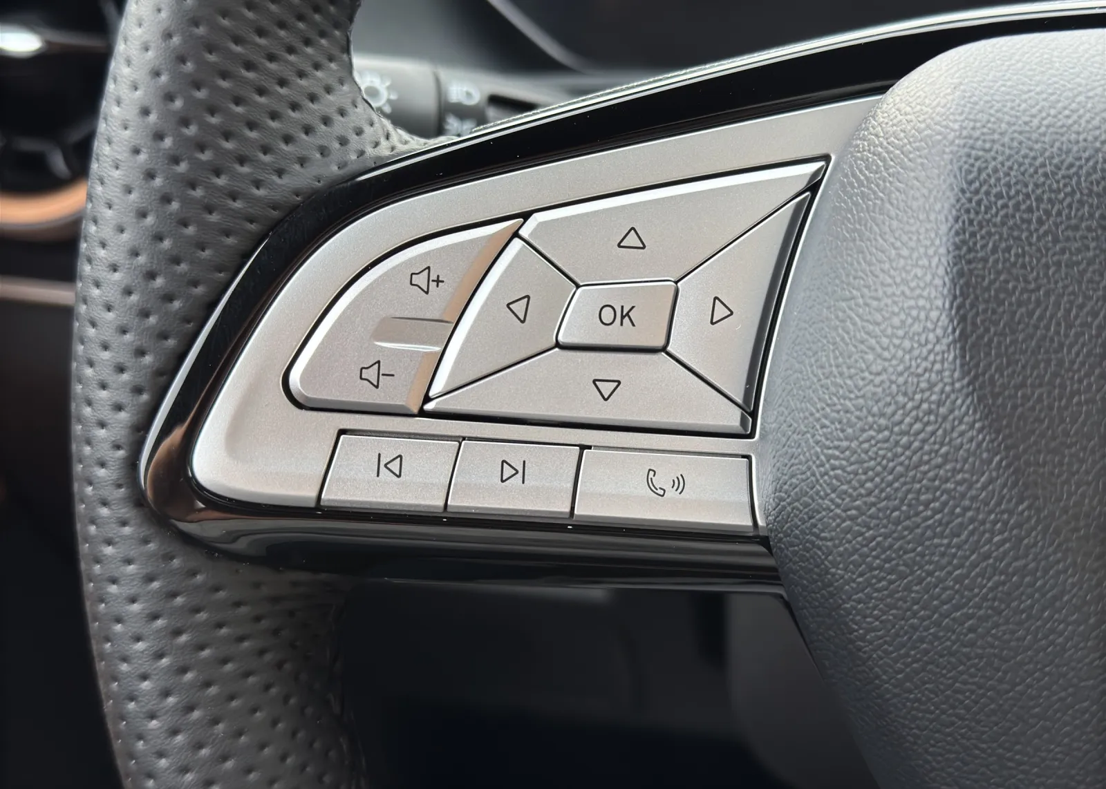 Zunanja slika - Forthing T5 Evo EV - FRIDAY 64.4kWh + PANORAMA + DAB + RADAR + BLISS + - 13