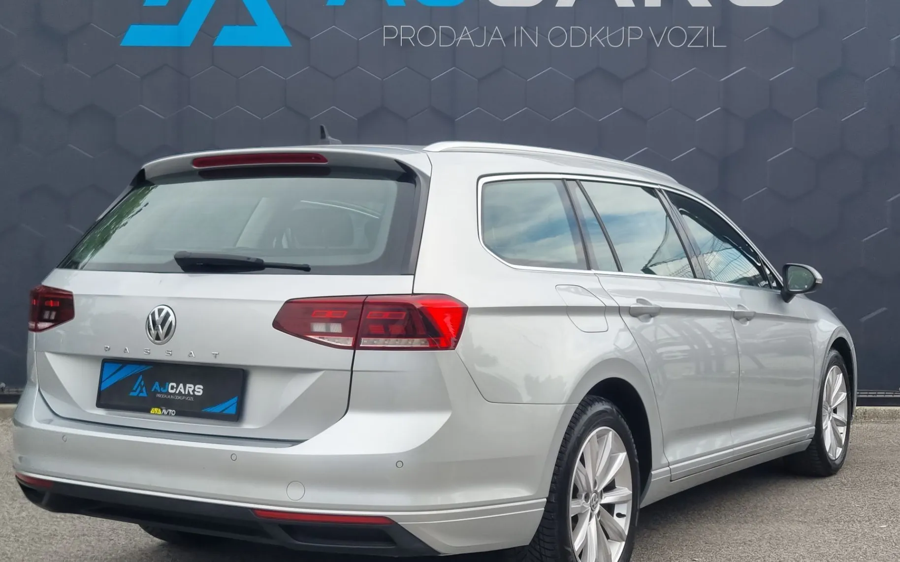 Zunanja slika - VW Passat - Variant 2.0 TDI BMT Business 110kW-DSG-LED-2XPDC-NAVI - 7