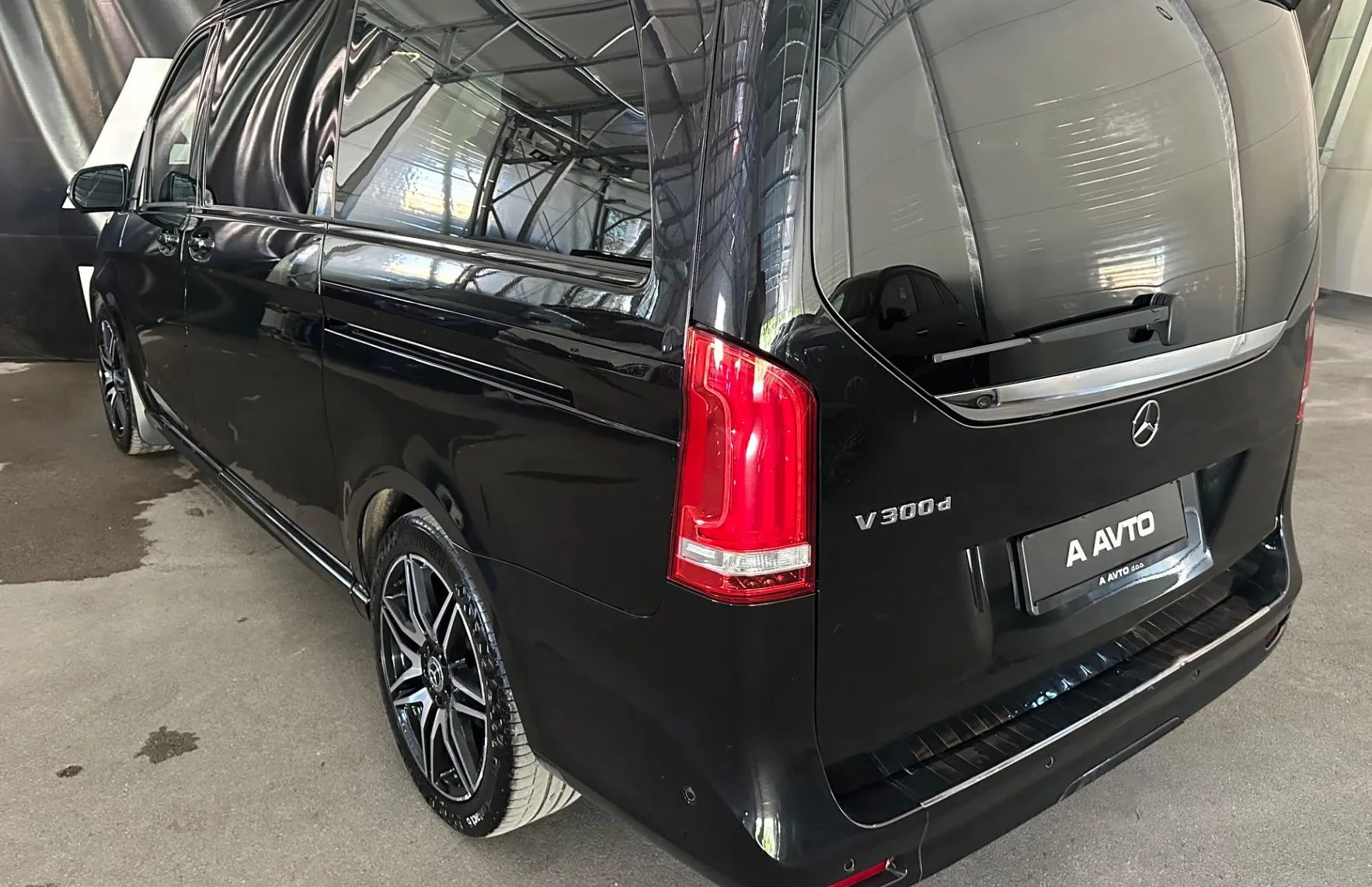 Zunanja slika - Mercedes-Benz V-Razred - V 300d AMG Exclusive dolgi Avt-KAM360-BURMESTER-VK - 5