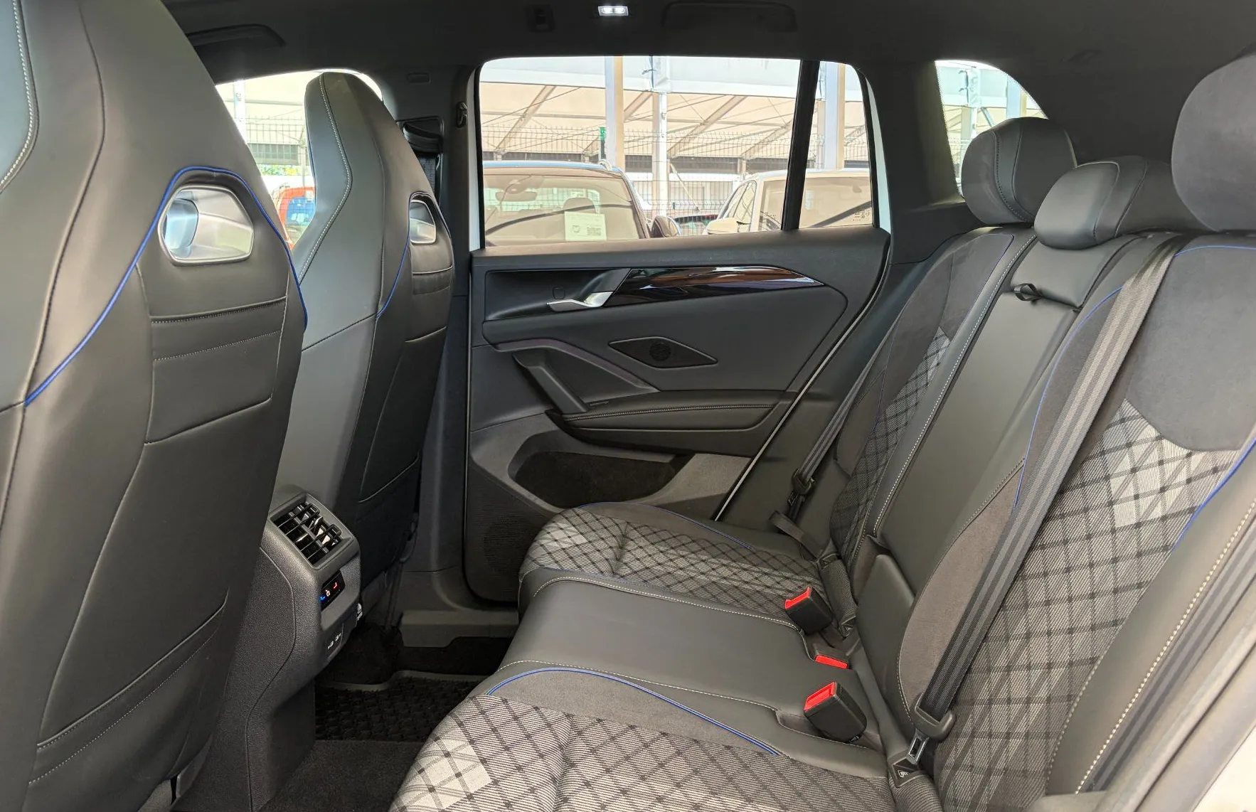Zunanja slika - Volkswagen Tiguan - R-Line 1.5eTSI DSG-1.LASTNIK-PANORAMA-VELIKA NAVI - 10