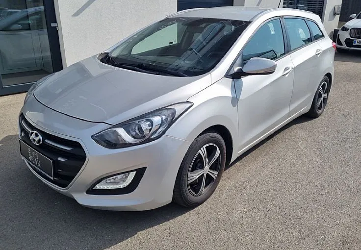 Zunanja slika - Hyundai i30 Wagon - 1.6 CRDi 110 Style  SERVISNA. VZRAT. KAM. - 2