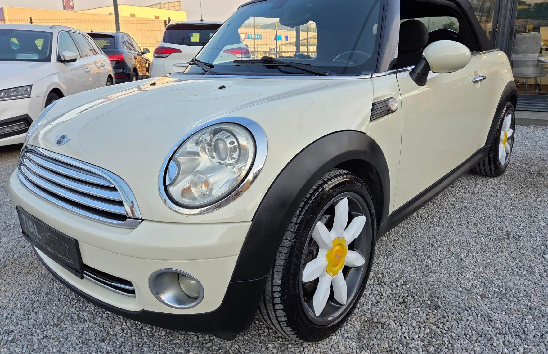 Zunanja slika - MINI Cabrio - One KLIMA-ALU17-BI XENON-USNJE-SERVISNA - 1