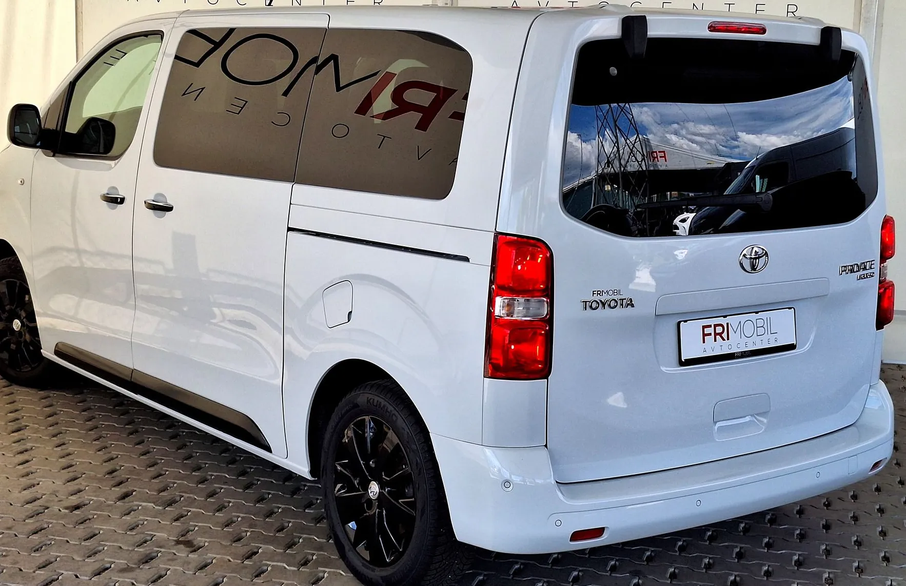 Zunanja slika - Toyota Proace - Verso 2.0 D-4D Family Medium Black Pack - 3