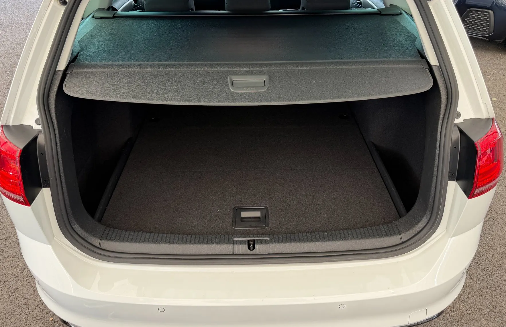 Zunanja slika - Volkswagen Golf - Variant R-Line Edition 1.4TSI SLO 1.Lastnik-XENON-TEMPOMAT - 12