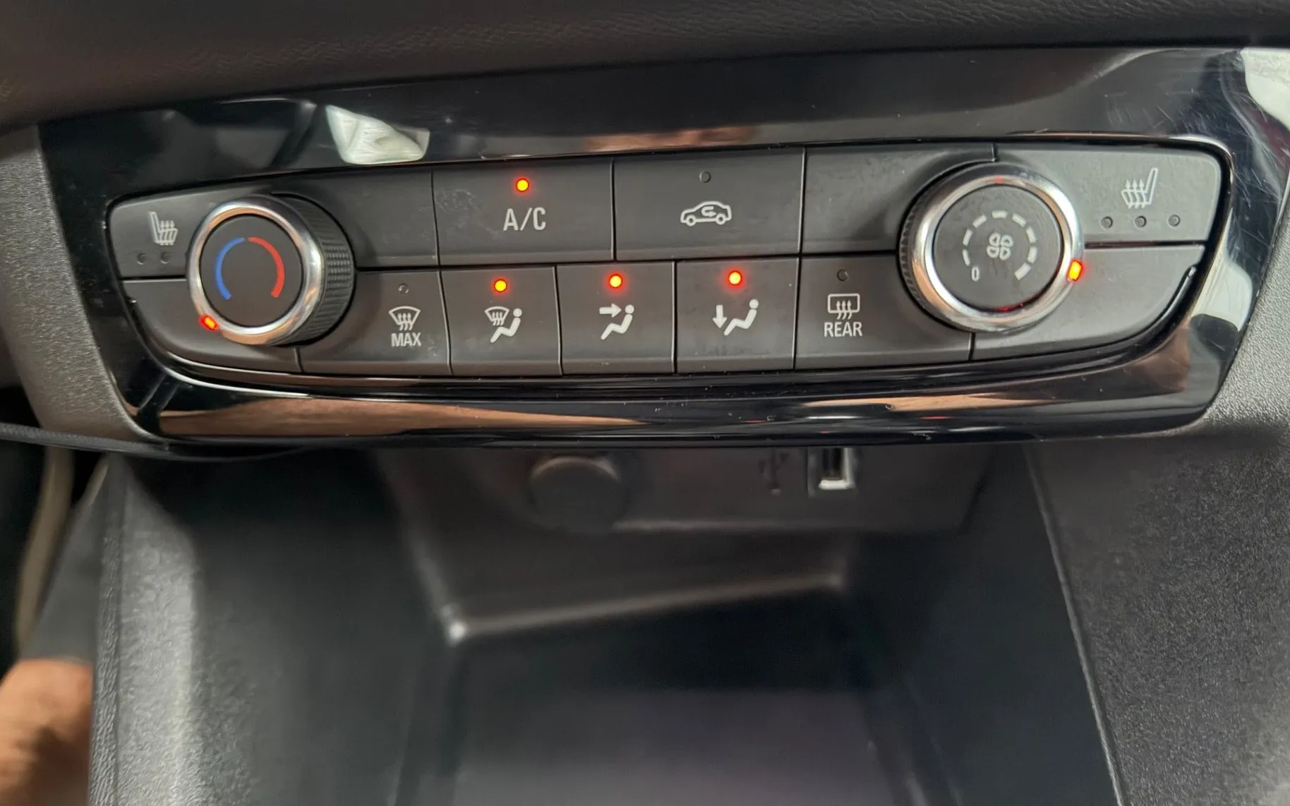 Notranja slika - Opel Corsa - 1.2 F- Edition Navi Pdc - 8