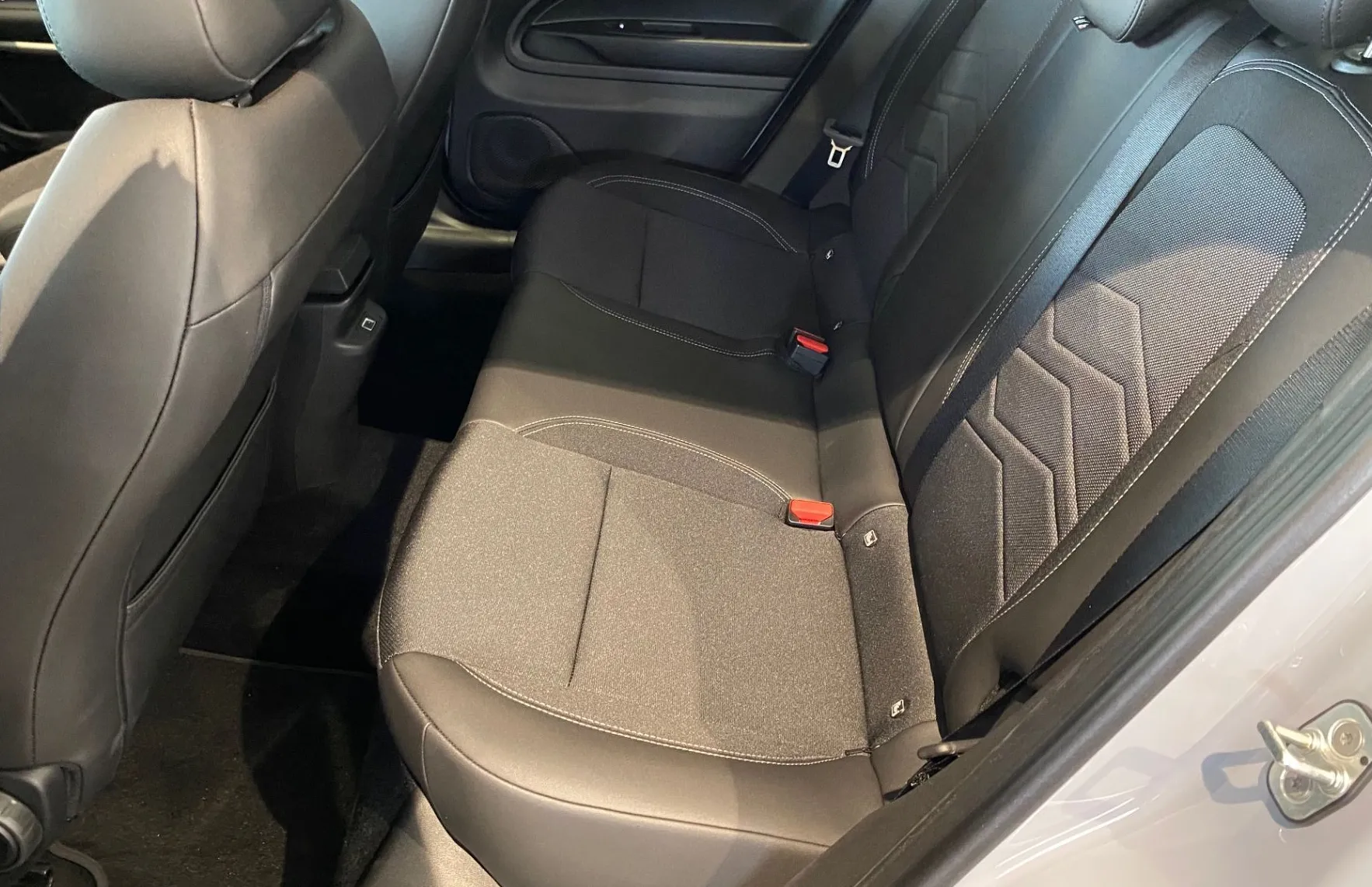 Zunanja slika - Jeep Avenger - Summit 1.2 E-DCT6 MHEV 100 - 7
