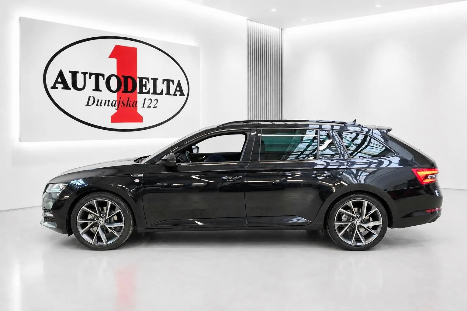 Zunanja slika - Škoda Superb - 2.0 TDI Sportline Combi DSG 147 kW - 3