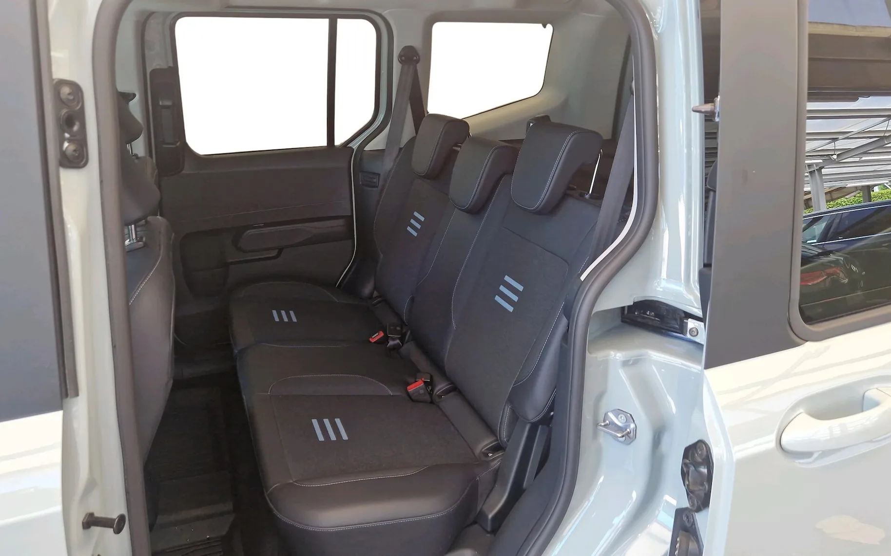 Zunanja slika - Ford Tourneo Courier - 1.0 EcoBoost Active-RADAR-NAVI-BLISS-PREČNI-KAMER - 6