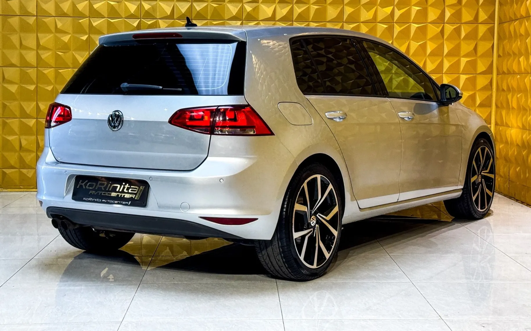 Notranja slika - Volkswagen Golf - 2.0 TDI  AUT. GRETJE-NAVI-BI XENON-F1-ALCANTARA - 11