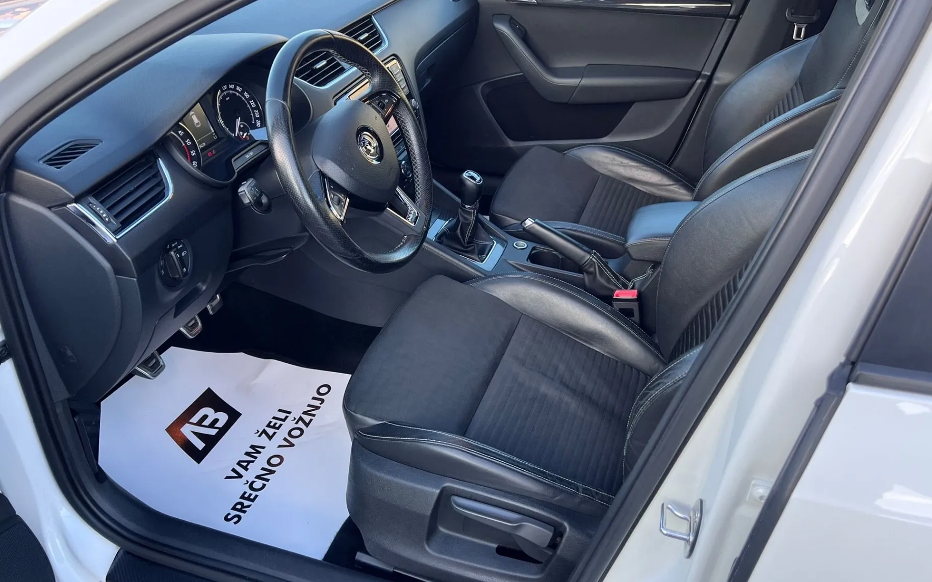 Notranja slika - Škoda Octavia - 2.0 TDI RS+XENON+NAVI+PDC+KLJUKA - 9