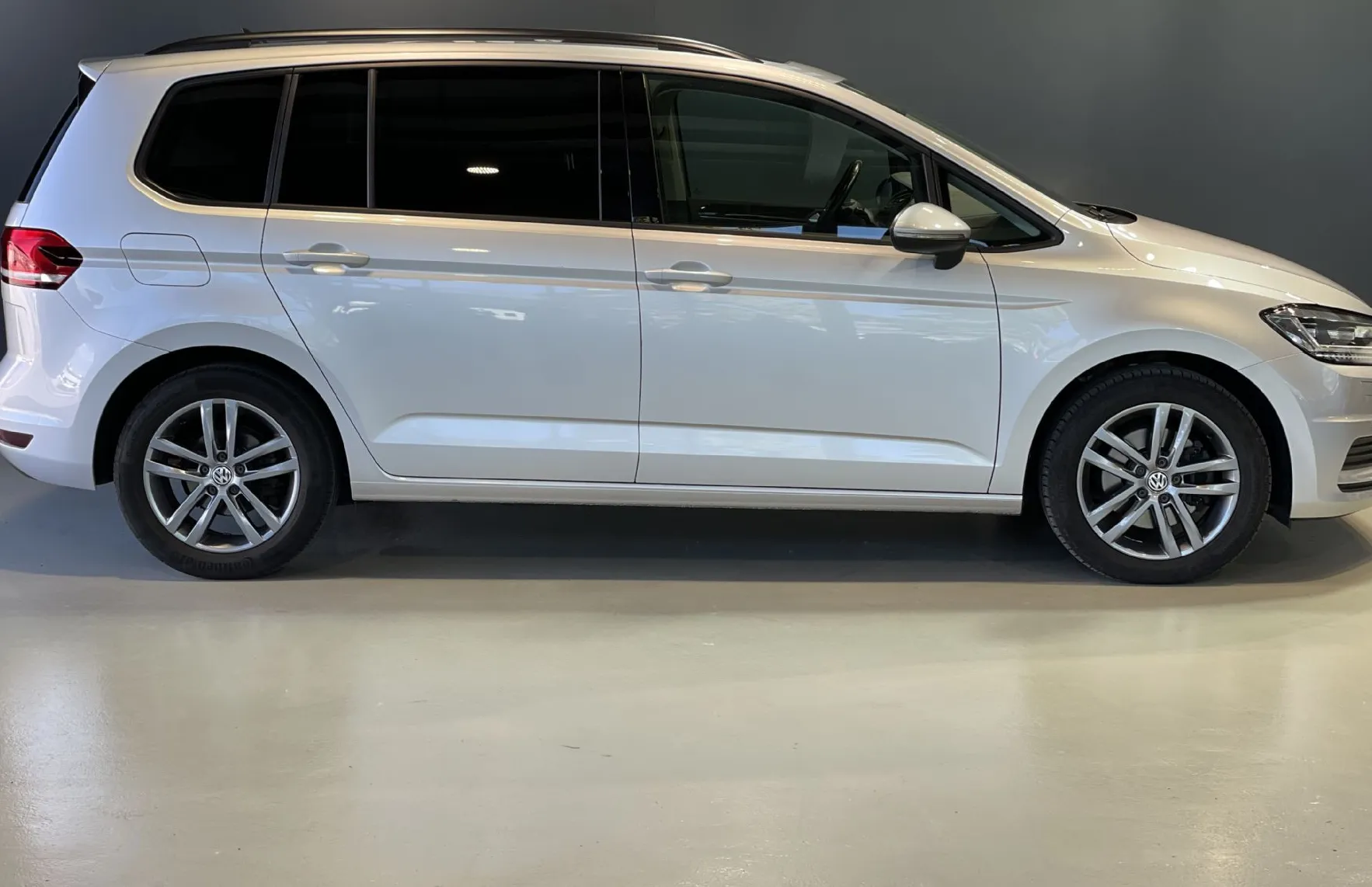 Zunanja slika - VW Touran - PANORAMA-NAVIGACIJA-ALCANTARA-GRETJE-DSG-ALU-LED - 4