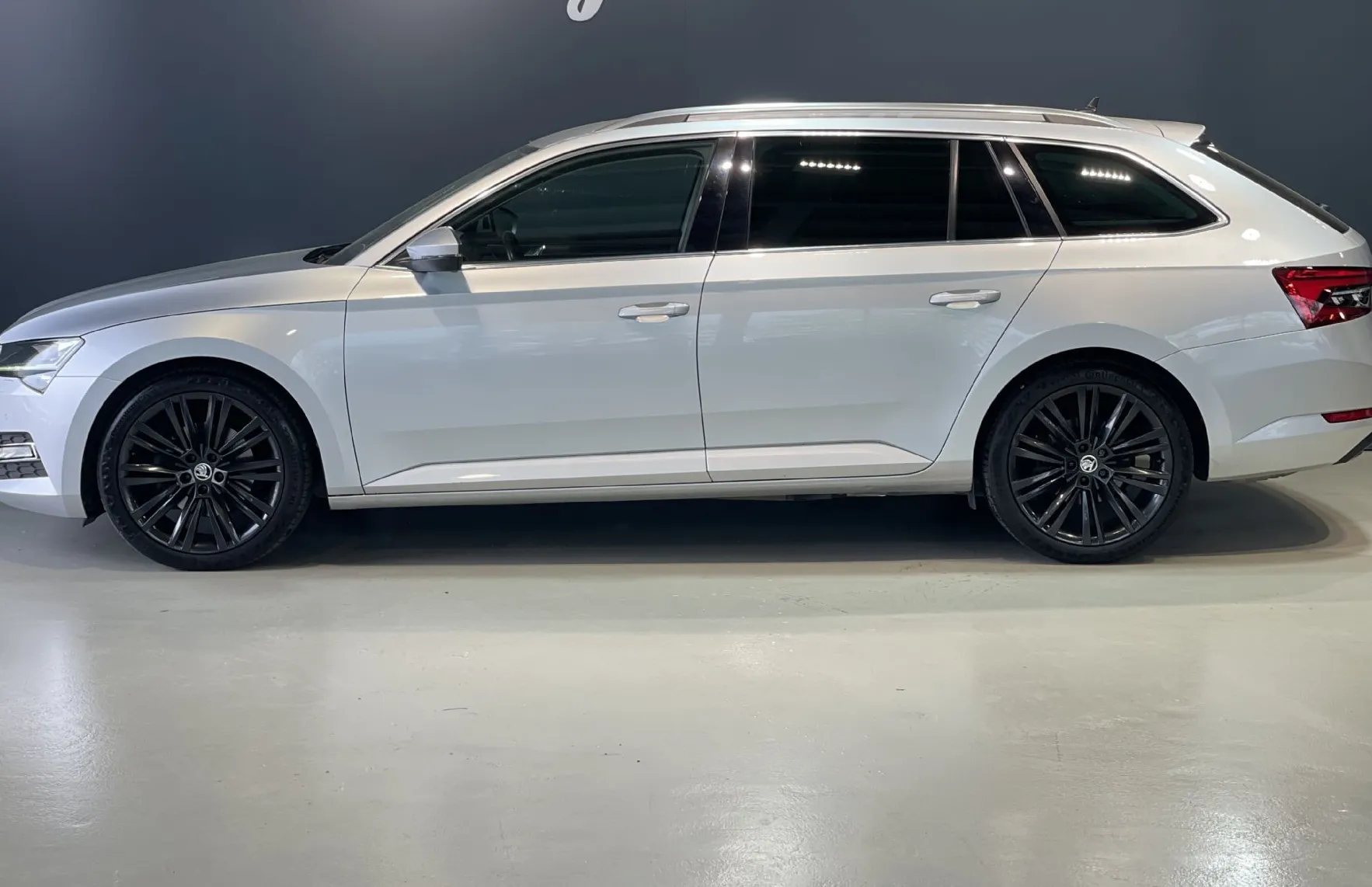 Zunanja slika - Škoda Superb - SLO-NAVIGACIJA-VIRTUAL-MEMORY-RADAR-ALU19-KAMERA - 5