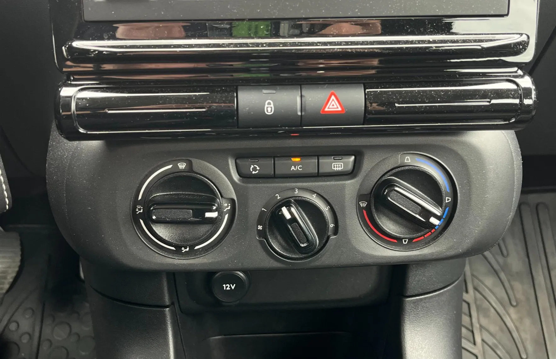 Zunanja slika - Citroën C3 - 1.2 PureTech 83 Feel SAMO 45.000 KM. LED. - 17