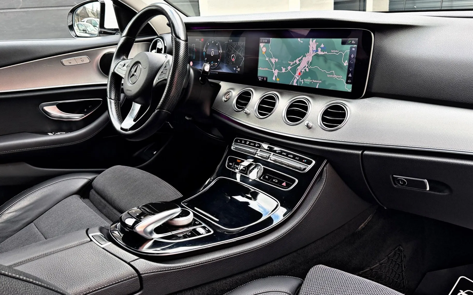 Notranja slika - Mercedes-Benz E-Razred - E 220 D•AVANTGARDE•9G•VIRTUAL•HEAD UP•LED•NAVI... - 12