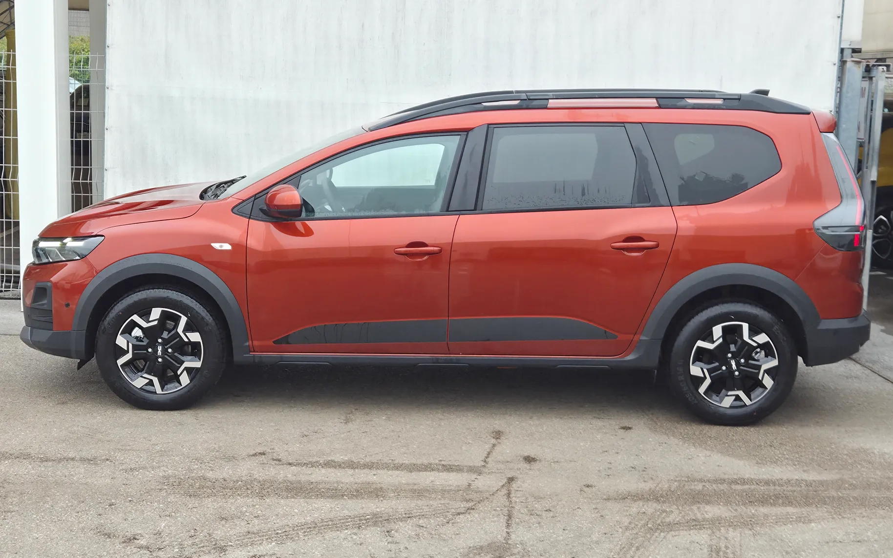 Zunanja slika - Dacia Jogger - Extreme Hybrid 155+7 sedežev+Zimske gume - 6
