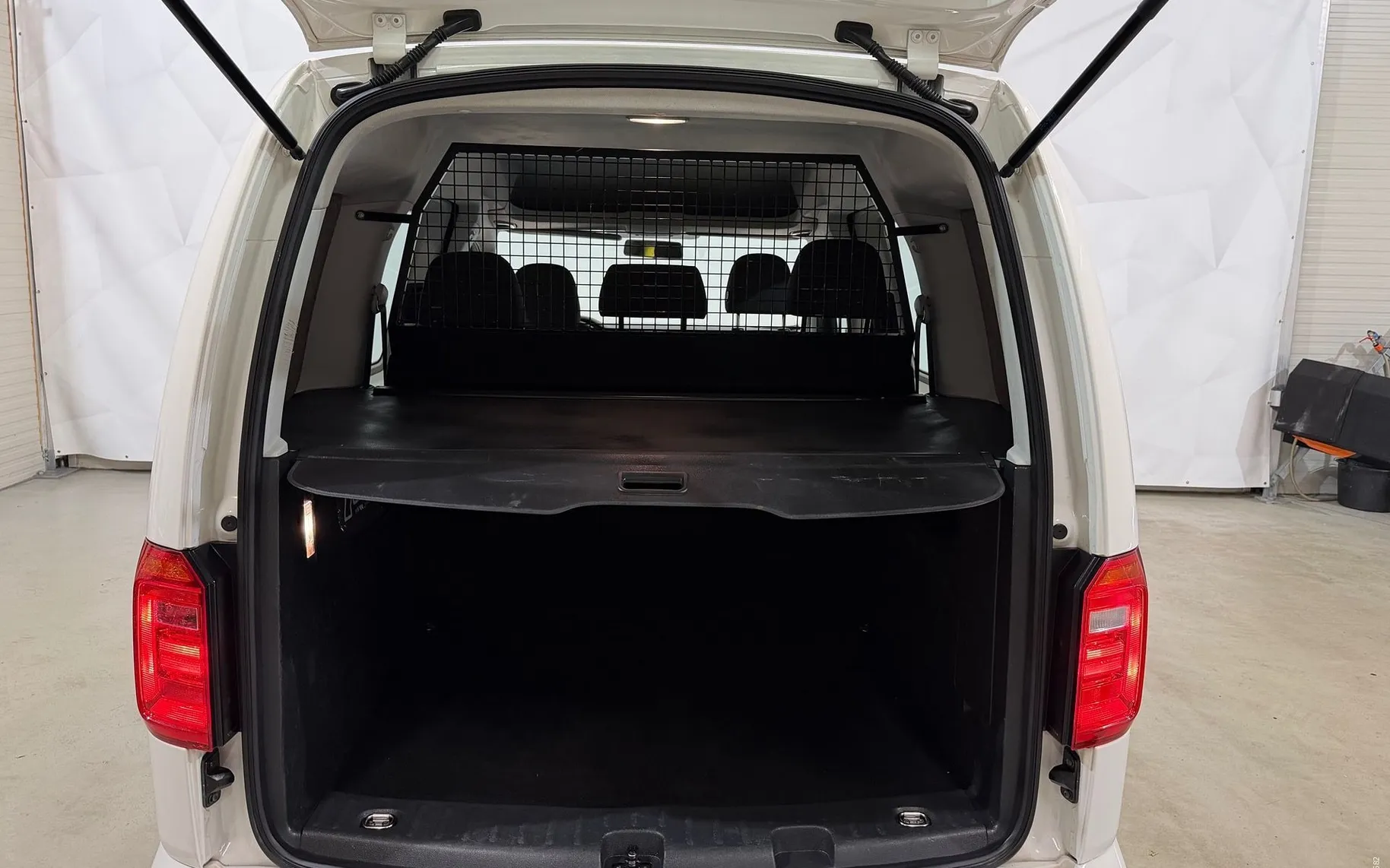Notranja slika - Volkswagen Caddy - 2.0 TDI-1.LASTNIK-2X DRSNA VRATA-SLO-TEMPOMAT-PDC. - 15